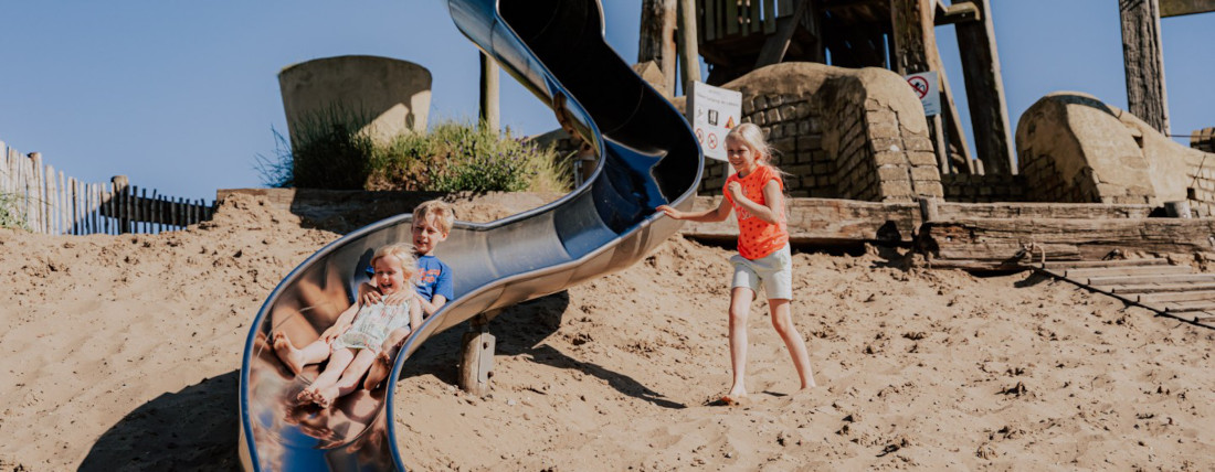 Grote buitenspeeltuin en water speelplaats